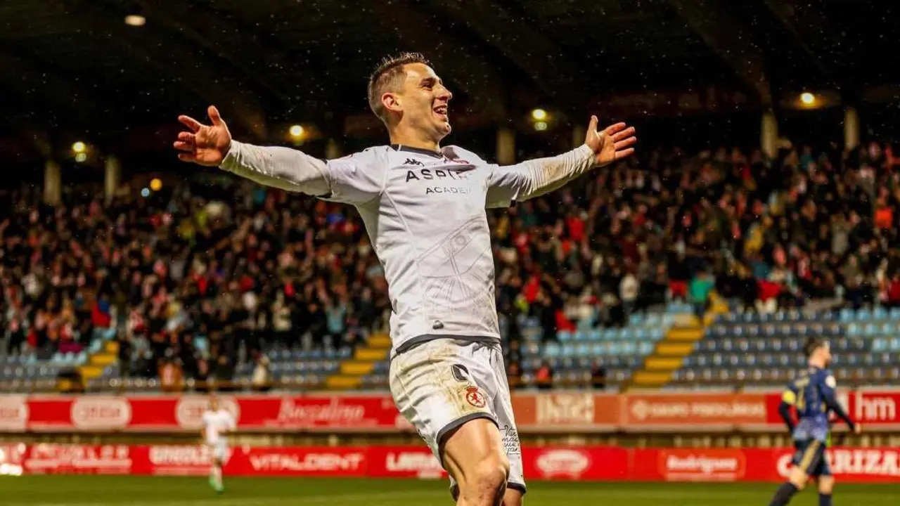 Manu Justo celebra uno de sus goles en el Reino de León. Foto: CyD Leonesa