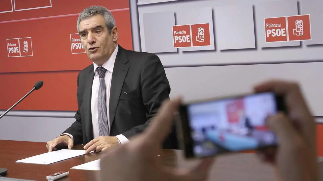 Julio Villarrubia, durante una rueda de prensa en su etapa como diputado.