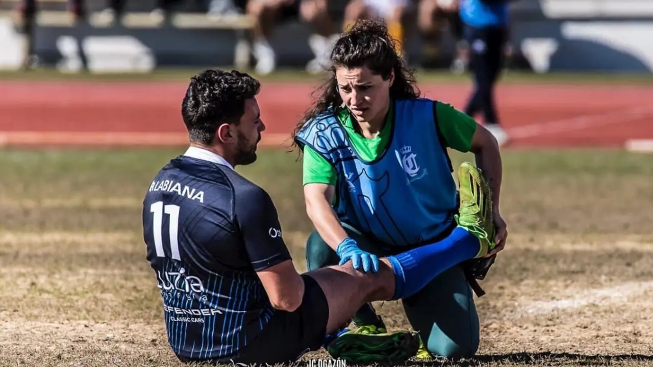 Sheila en su trabajo actual como fisio del Ciencias Rugby de Sevilla. Foto: JC Ogazón.