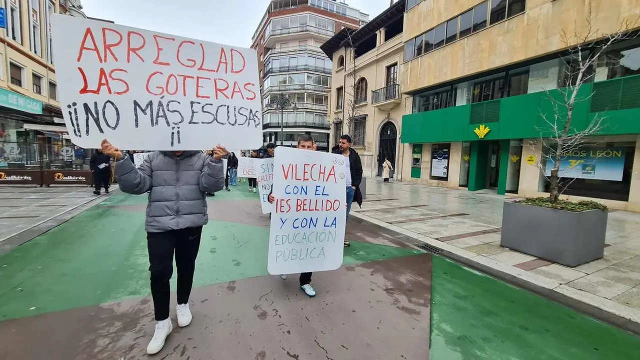 "Sin calefacción, no hay educación". Los estudiantes del instituto García Bellido de la capital, ubicado en la pedanía de Armunia, se han manifestado este jueves por las calles de León capital reclamando mejores condiciones en las aulas, más profesorado y "menos goteras".