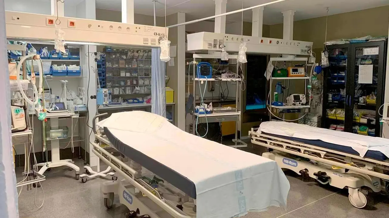 Box de pacientes críticos en Urgencias del Hospital de León.