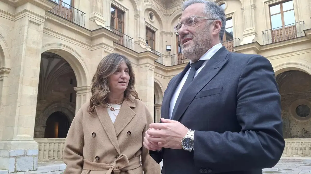 La rectora de la Universidad de León y el presidente de las Cortes posan antes de la firma oficial de la cátedra.