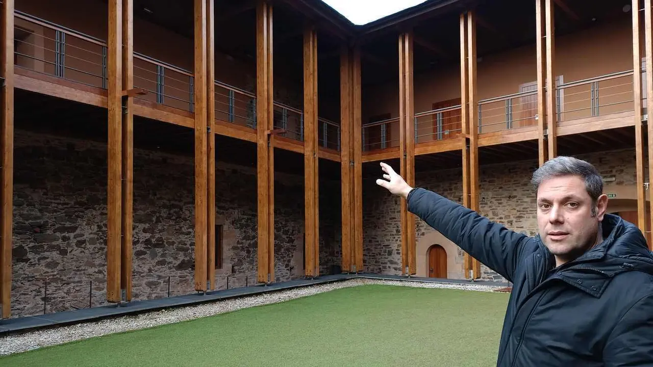 Iván Alonso muestra los detalles de la restauración de madera patio palacial.