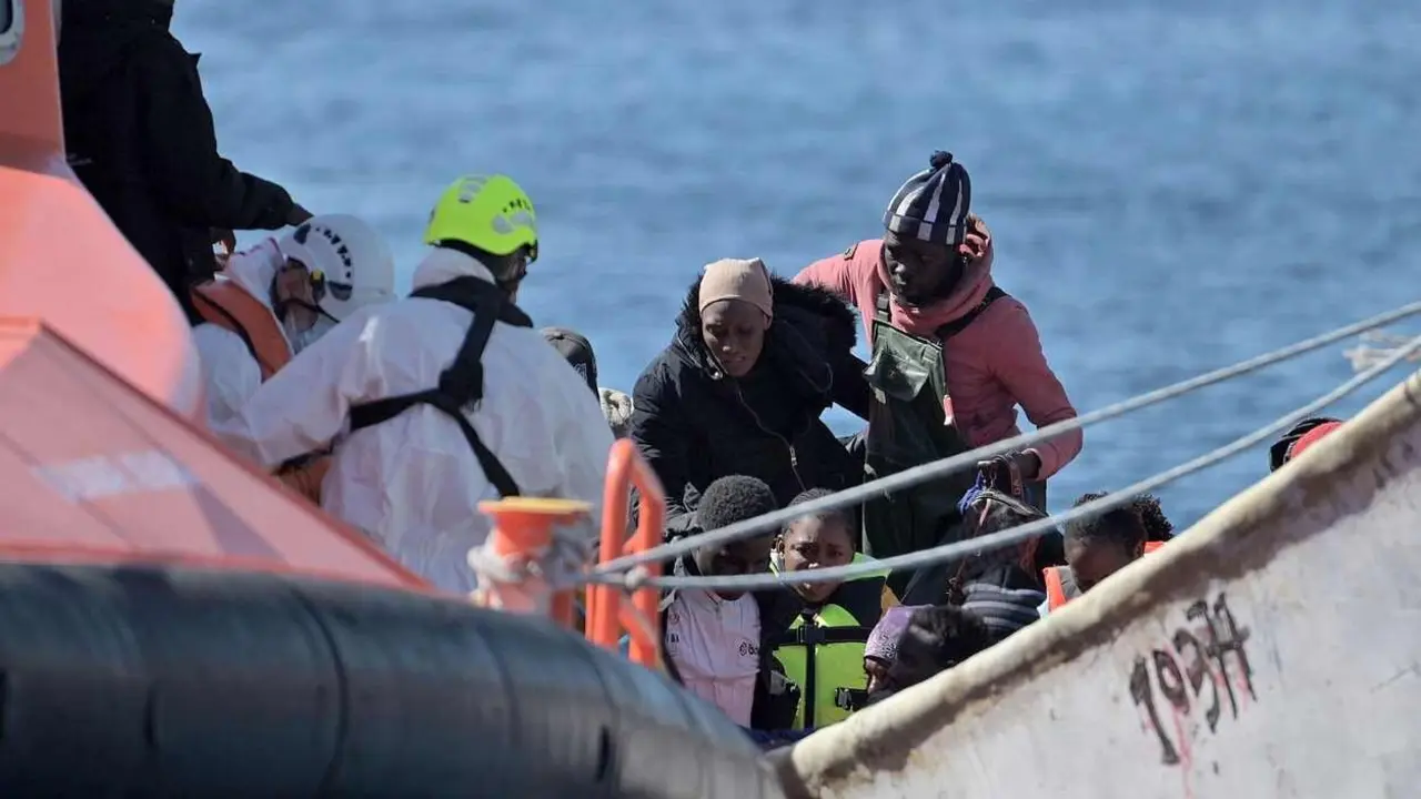 Imagen de un cayuco en el momento de ser atendido por los equipos de emergencia.