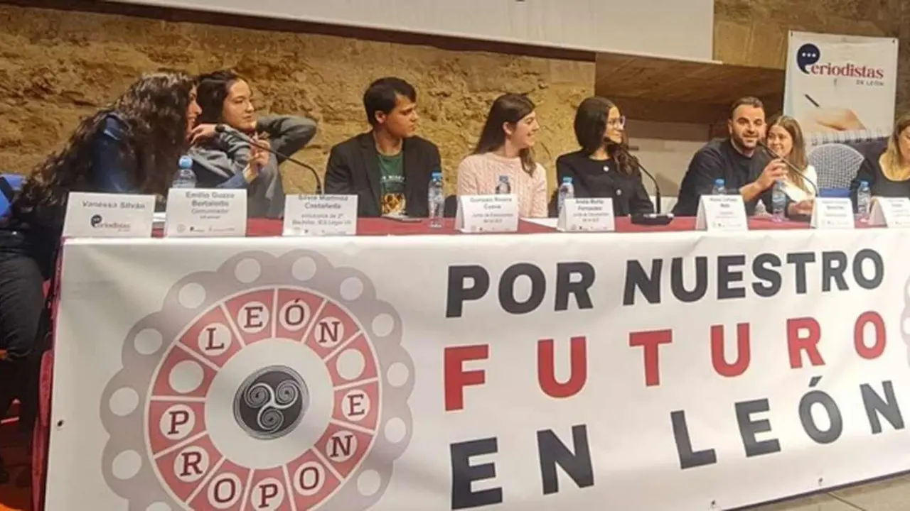 Mesa de jóvenes para debatir sobre el futuro de León.