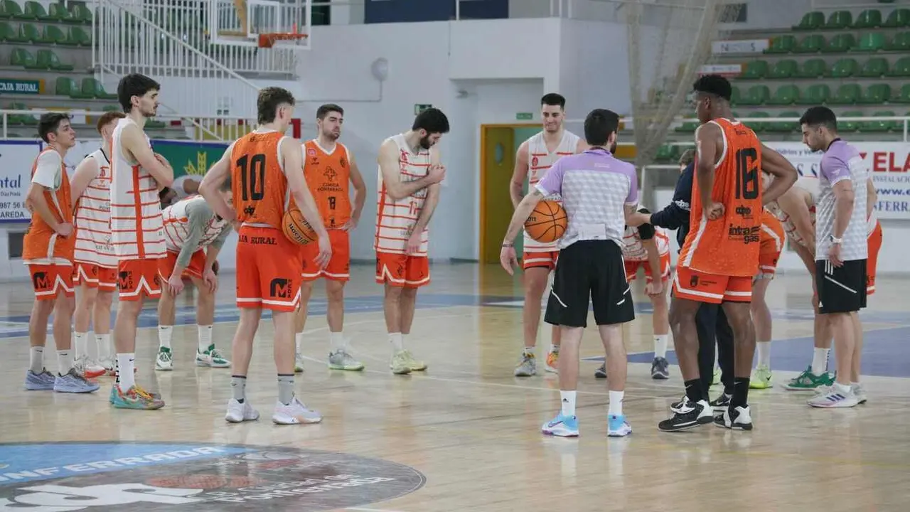 La plantilla del Baloncesto Ponferrada, durante una sesión de entrenamiento.