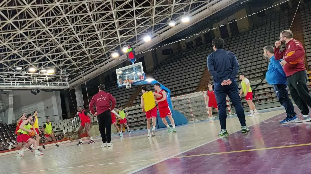 La plantilla de la Cultural de Baloncesto, durante un entrenamiento.