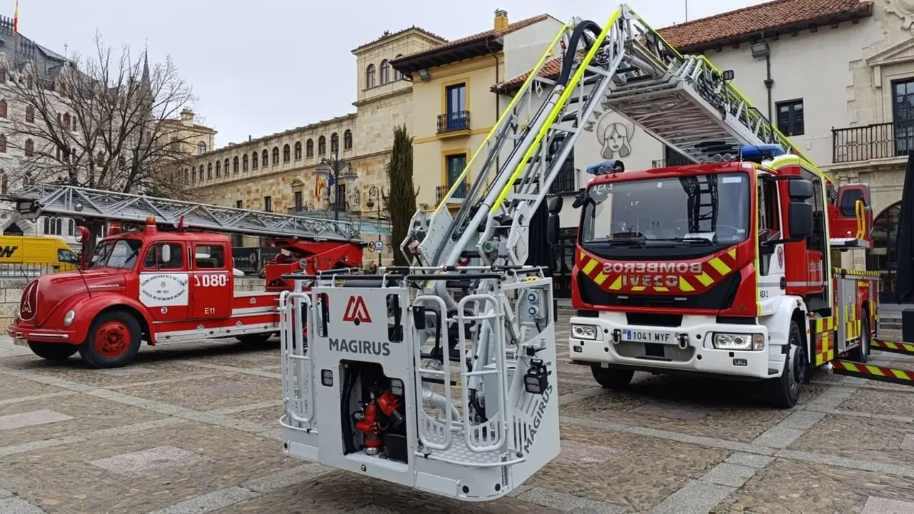 Diez presenta el nuevo vehículo de los Bomberos del Ayuntamiento de León.
