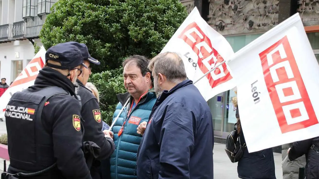 Los sindicatos convocan una concentración frente a la sede consistorial de Ordoño II con motivo de la huelga de transporte urbano que comienza en León. Foto: Peio García