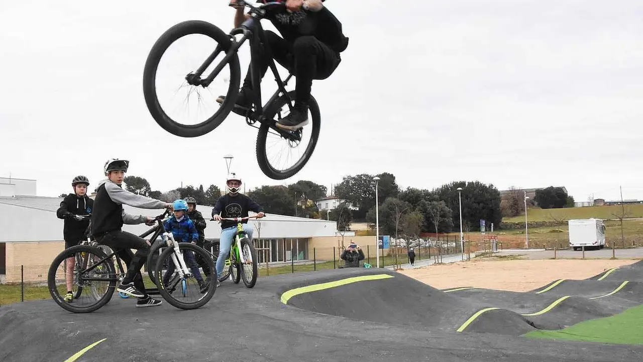El Ayuntamiento de León avanza en la puesta en marcha de una nueva pista de pumptrack en la ciudad, concretamente en el barrio de Puente Castro.