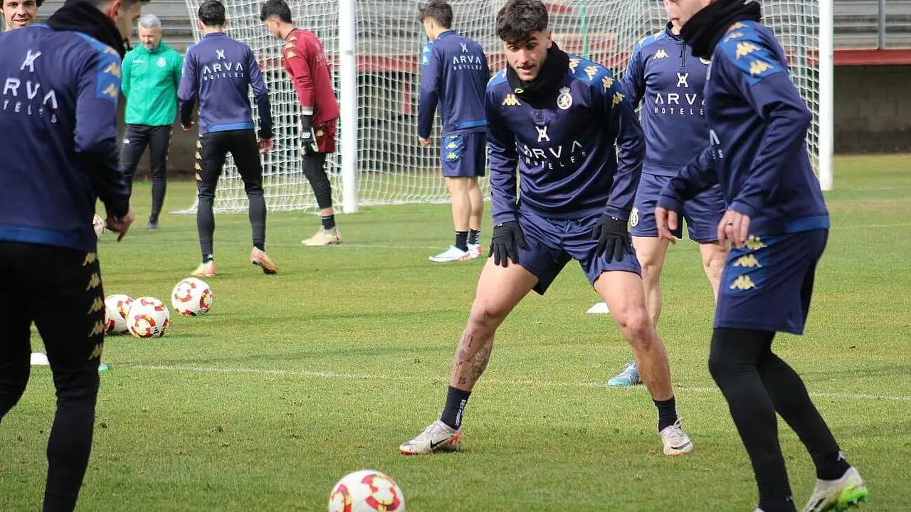 La plantilla de la Cultural, durante una de las sesiones de entrenamiento de esta semana. Foto: CyDLeonesa