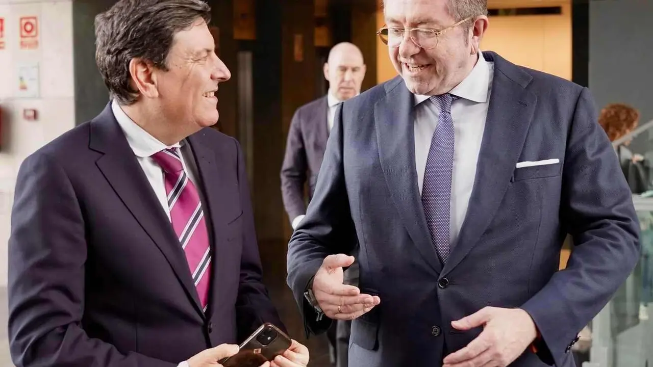 El consejero de Economía y Hacienda, Carlos Fernández Carriedo, destacó el éxito de un programa que apadrinar a emprendedores que tienen un proyecto empresarial y que les acompaña con ayudas desde el inicio hasta su desarrollo.