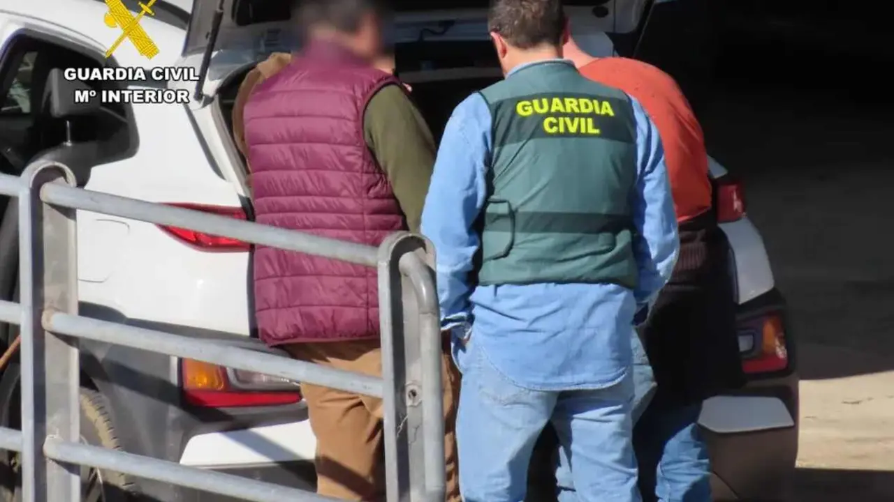 Efectivos de la Guardia Civil durante la investigación.