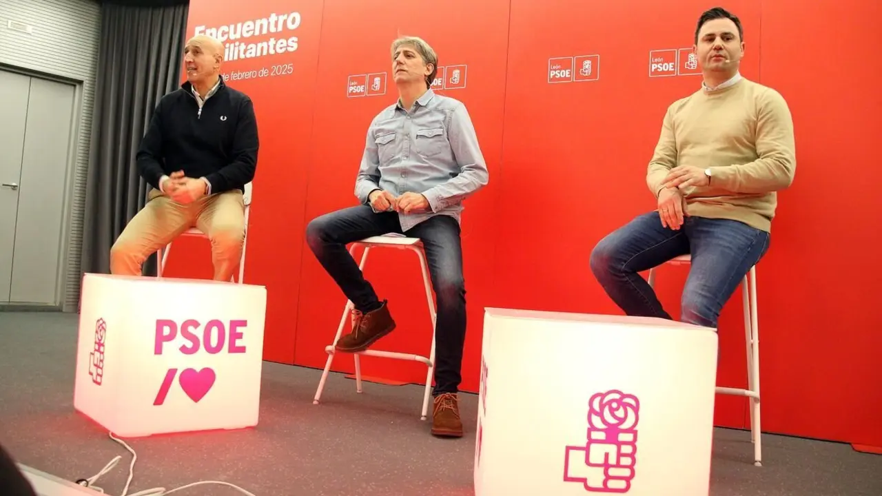 El secretario general electo del PSOE de Castilla y León, Carlos Martínez, participa en un encuentro con la militancia en León con el alcalde, José Antonio Diez y el secretario provincial Javier Cendón. Foto: Peio García.