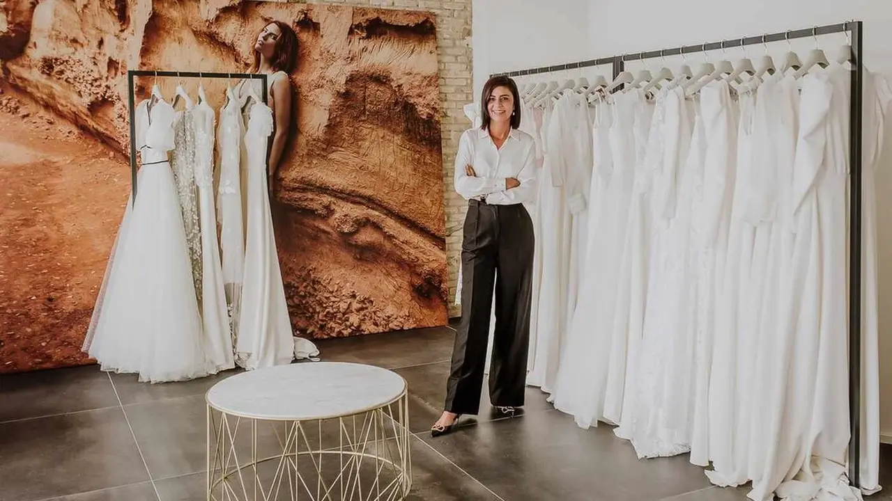 Silvia Fernández en su taller de moda en Ponferrada.