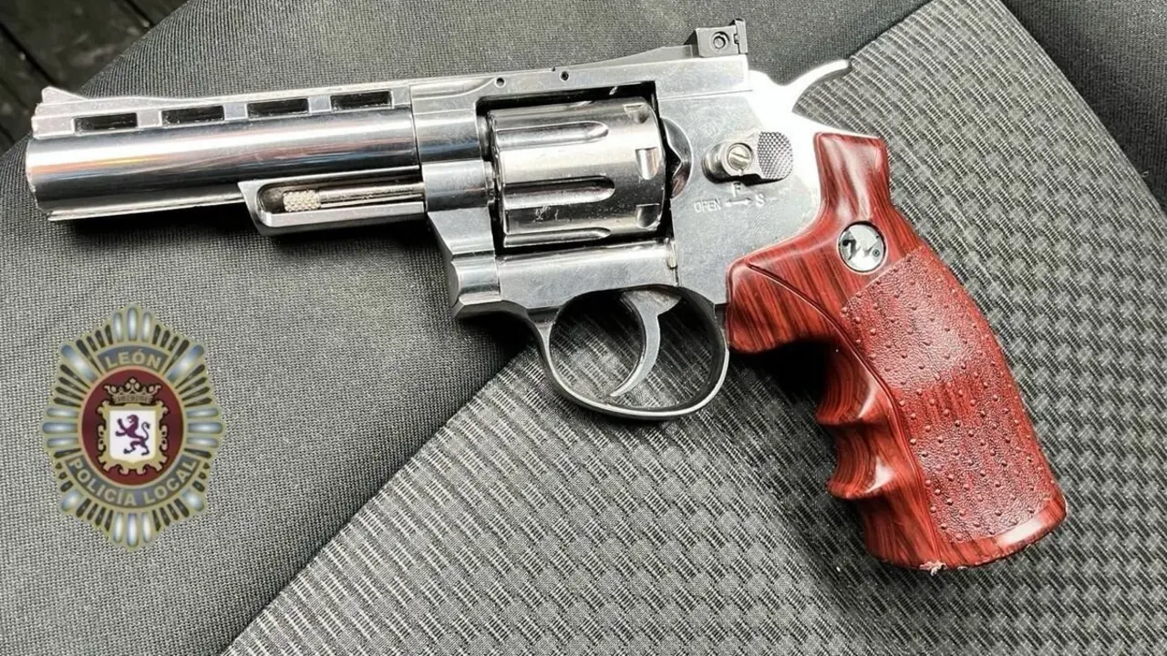 Armas incautadas durante la detención. Foto: Policía Local de León.