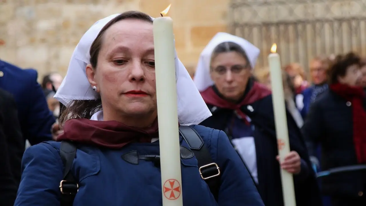 La Hospitalidad de Nuestra Señora de Lourdes en León celebra una procesión de antorchas, con salida y llegada a la Catedral. Foto: Peio García.