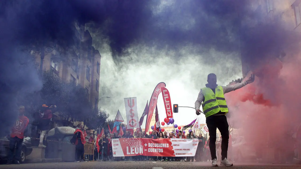 Miles de personas (13.000 según los datos oficiales recogidos por Policía Local y Nacional y facilitados por la Subdelegación del Gobierno) secundaron este en las calles de la capital leonesa el llamamiento de los sindicatos UGT, CCOO, USO y CGT, bajo el lema ‘Más soluciones y menos cuentos’. Foto: Peio García