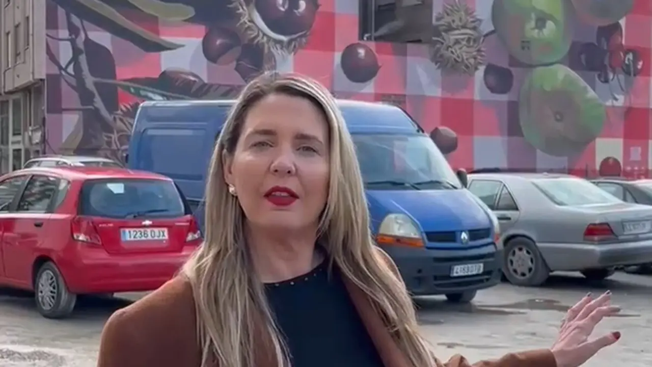 Patricia González, portavoz de Vox en Ponferrada, en el solar donde antiguamente estaba el cuarte de la Guardia Civil.