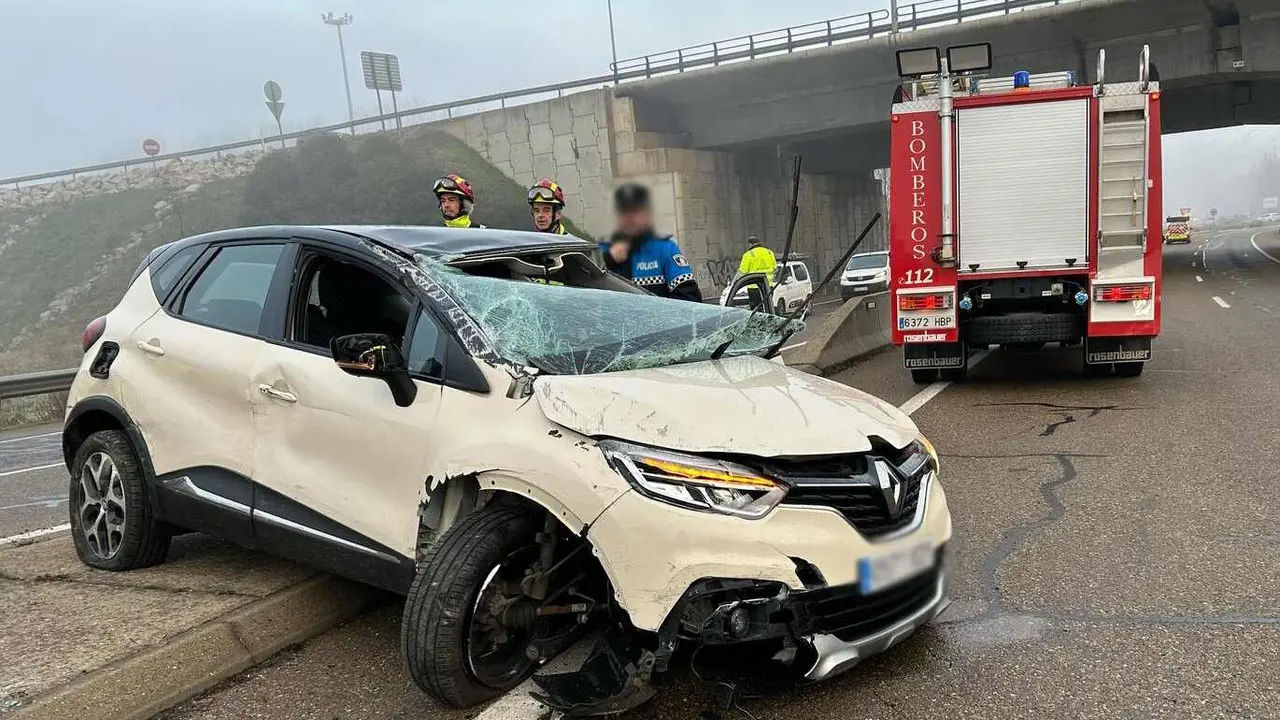Imagen tomada por Bomberos de León en el accidente de este lunes en León capital.