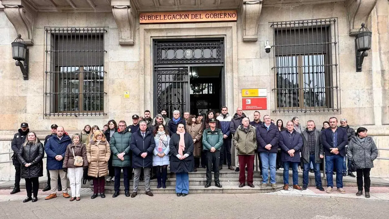 Imagen de la concentración celebrada este lunes a las puertas de la Subdelegación del Gobierno de León. Foto: Ayto de León