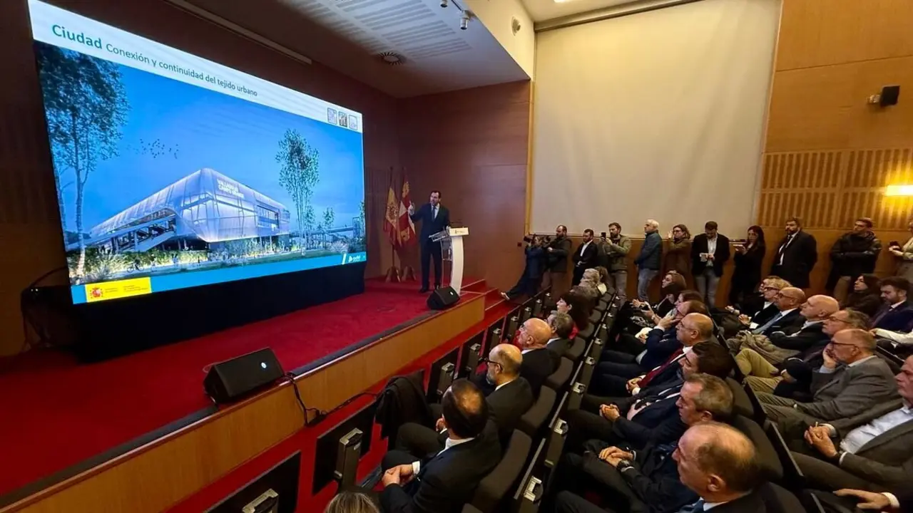 El ministro de Transportes y Movilidad Sostenible, Óscar Puente, presenta el proyecto de la nueva estación de tren de Valladolid Campo Grande. Al acto asiste el consejero de Movilidad y Transformación Digital de la Junta, José Luis Sanz Merino. Foto: Leticia Pérez.