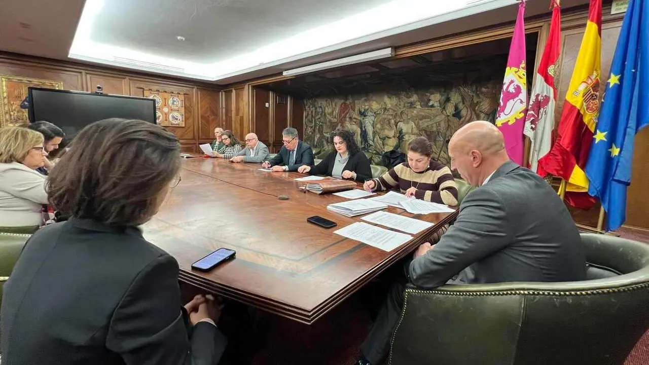 Imagen de una junta de gobierno local del Ayuntamiento de León.