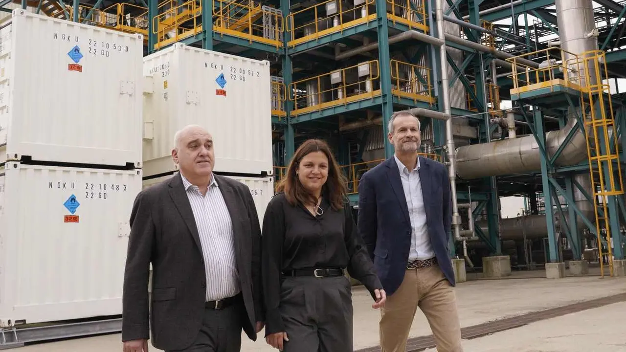 La directora de la Fundación Ciudad de la Energía, Yasodhara López, junto a los responsables de las áreas de I+D+i, Javier Quiñones (I) y Alberto Gómez (D), durante la presentación sobre los proyectos implementados en ese campo Foto: César Sánchez