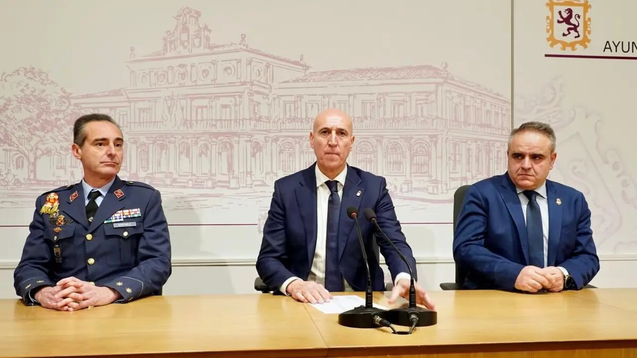 El alcalde de León, José Antonio Diez, presenta los actos del LXXX Aniversario del paso 'El Descendimiento' de la Real Cofradía del Santísimo Sacramento de Minerva y la Santa Vera Cruz, acompañado del abad, Alejandro García Fernández, y del coronel director de la Academia Básica del Aire y del Espacio, Ignacio de Dompablo. Foto: Campillo.