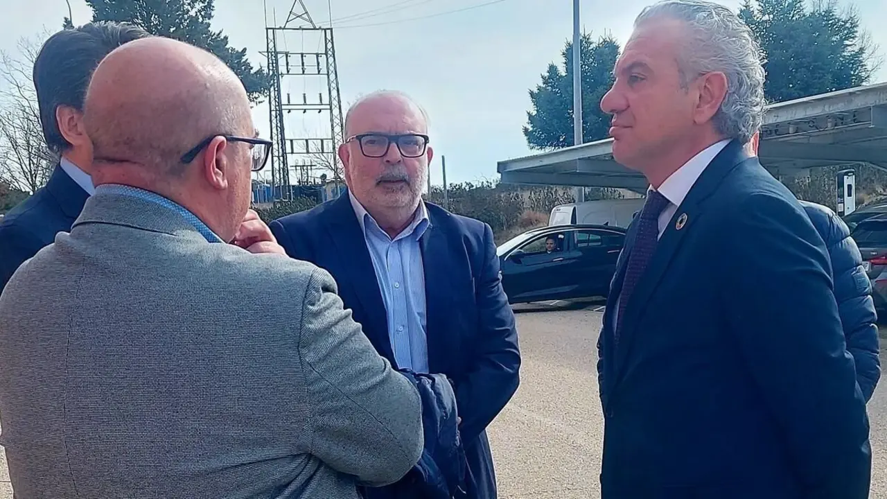 El delegado del Gobierno en Castilla y León, Nicanor Sen, visita el CEDER en Lubia (Soria) para conocer las inversiones realizadas desde el Gobierno de España dentro del Plan de Recuperación, Transición y Resiliencia (PRTR) y que superan los 2,5 millones de euros. Foto: Concha Ortega.