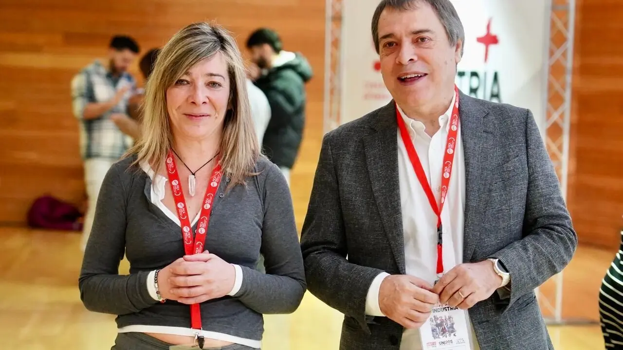El secretario general de la Federación de Industria, Construcción y Agro de UGT (UGT FICA), Mariano Hoya, asiste a la presentación de la nueva comisión ejecutiva del sindicato en Castilla y León. Junto a él la nueva secretaria general de UGT FICA en Castilla y León, Sandra Vega. Fotos: Campillo.