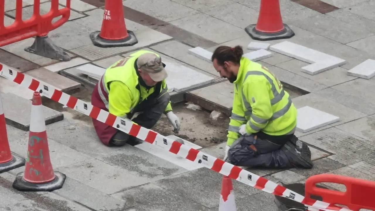Los trabajos permiten retirar el material urbano defectuoso dentro del plan de conservación municipal.