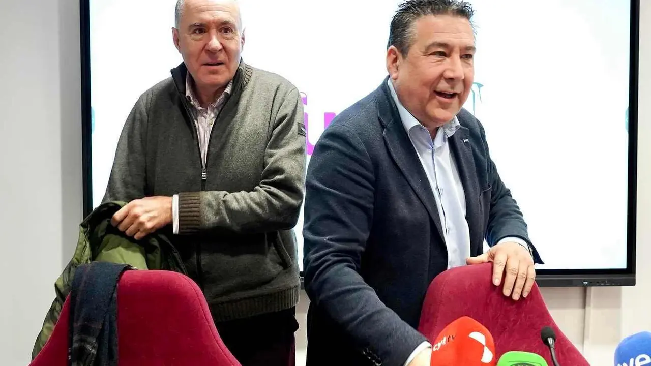 El secretario general de Unión del Pueblo Leonés, Luis Mariano Santos, y el vicesecretario, Eduardo López Sendino, valoran la manifestación celebrada el domingo por el futuro de la provincia de León. Foto: Campillo