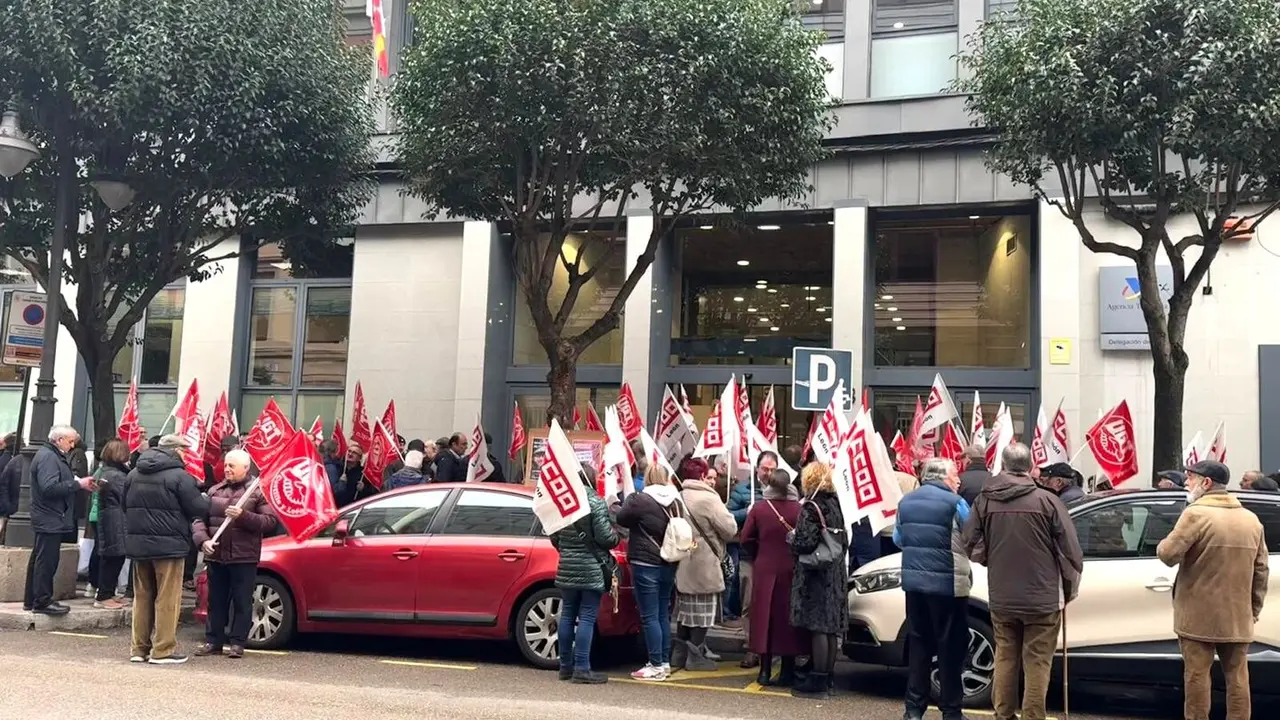 CCOO se concentra en León para exigir el pago de la deuda mutualistas. Fotos: Silvia García.