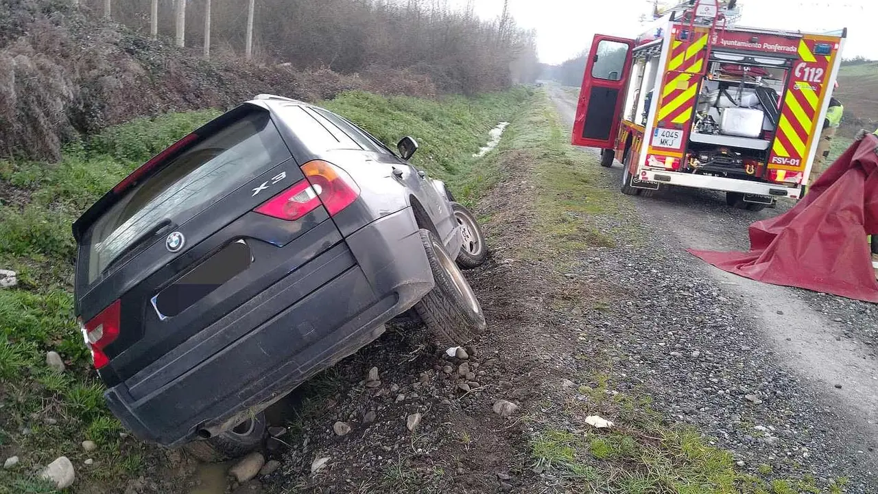 Imagen del vehículo en el lugar del accidente. Foto: Bomberos Ponferrada