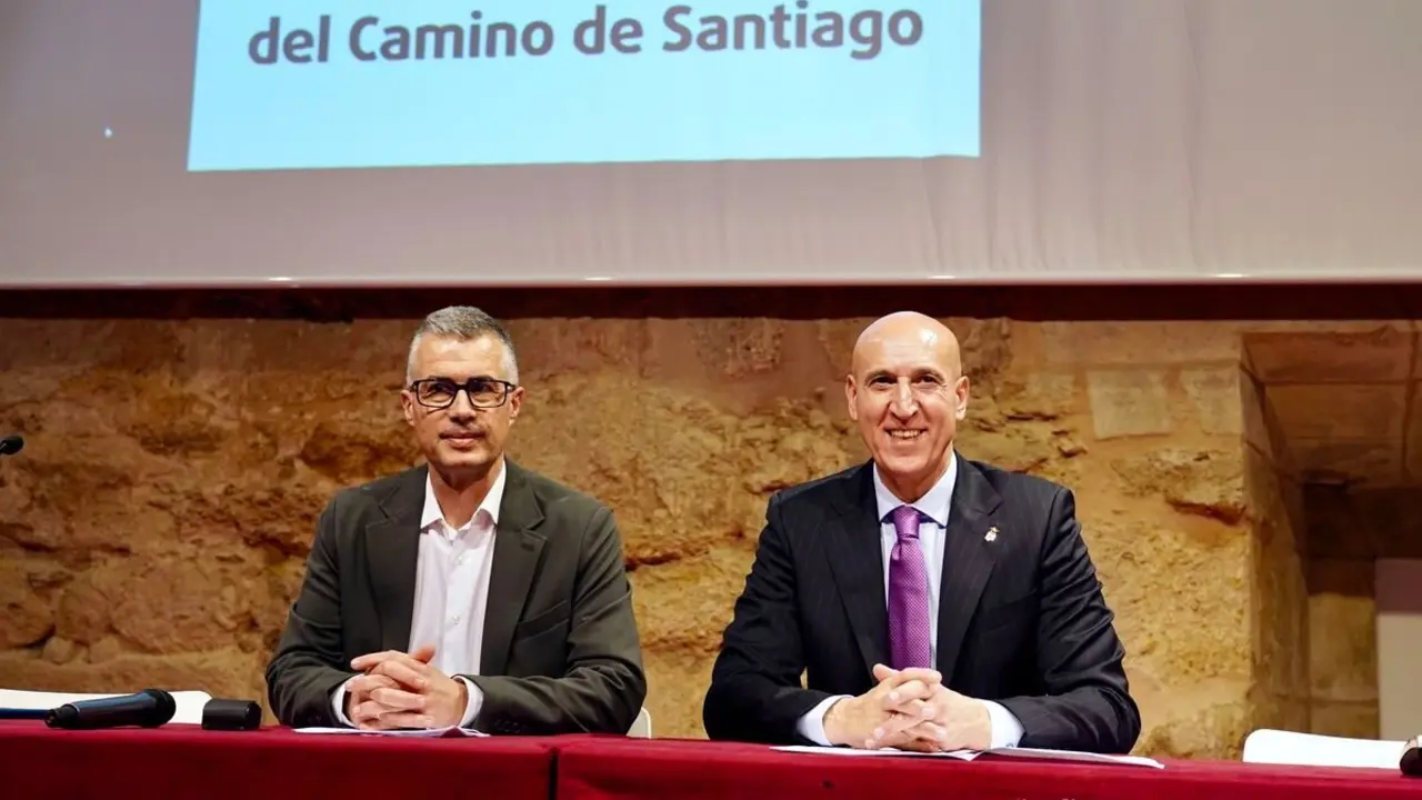 El alcalde de León, José Antonio Diez, preside junto al alcalde de Jaca, Carlos Serrano, la reunión de la Junta Directiva de la Asociación de Municipios del Camino de Santiago. Foto: Campillo.