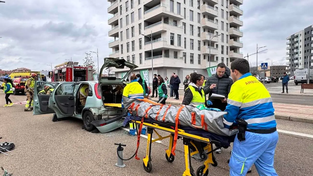La Policía Local y el Servicio de Prevención y Extinción de Incendios (SEPEIS) del Ayuntamiento de León han participado esta mañana junto a personal sanitario en un simulacro de accidente de tráfico en la avenida de la Universidad organizado por el sindicato de enfermería Satse de León. Un ejercicio que ha puesto de manifiesto la efectividad de los cuerpos de seguridad y sanitarios ante una emergencia. Fotos: Ayuntamiento de León