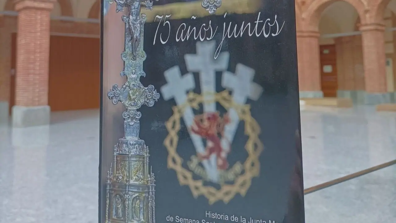 La Junta Mayor de la Semana Santa de León presenta el libro sobre sus 75 años de trayectoria.