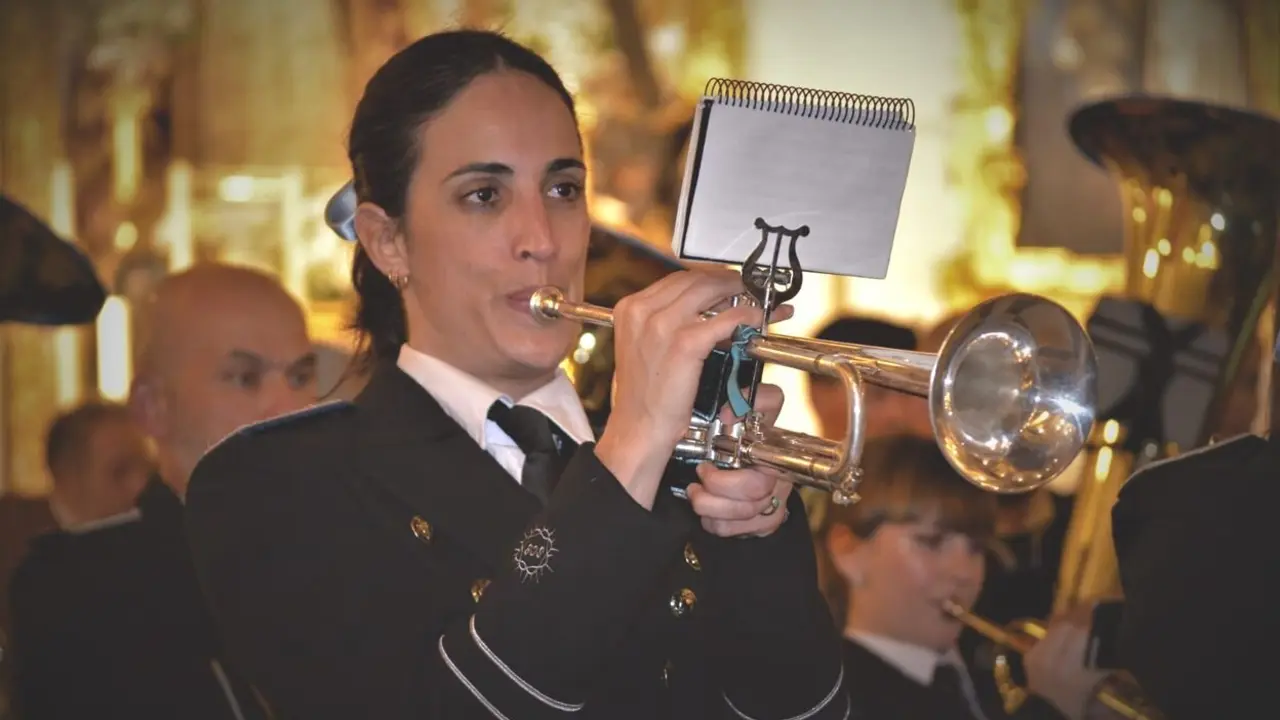 Sara Rodríguez tocando en la Iglesia de los Gitanos en Sevilla con la banda Santo Cristo de la Bienaventuranza. Foto: Daniel Tascón.