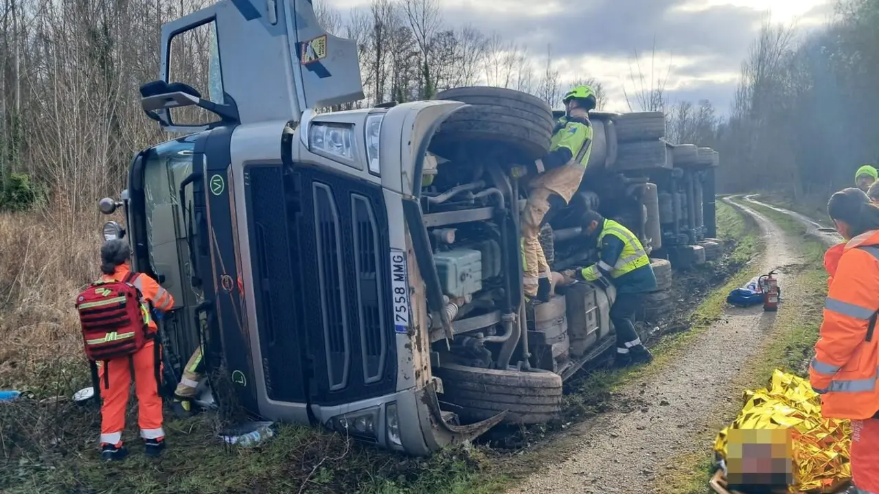 Accidente de un camión en Villamartín de la Abadía.