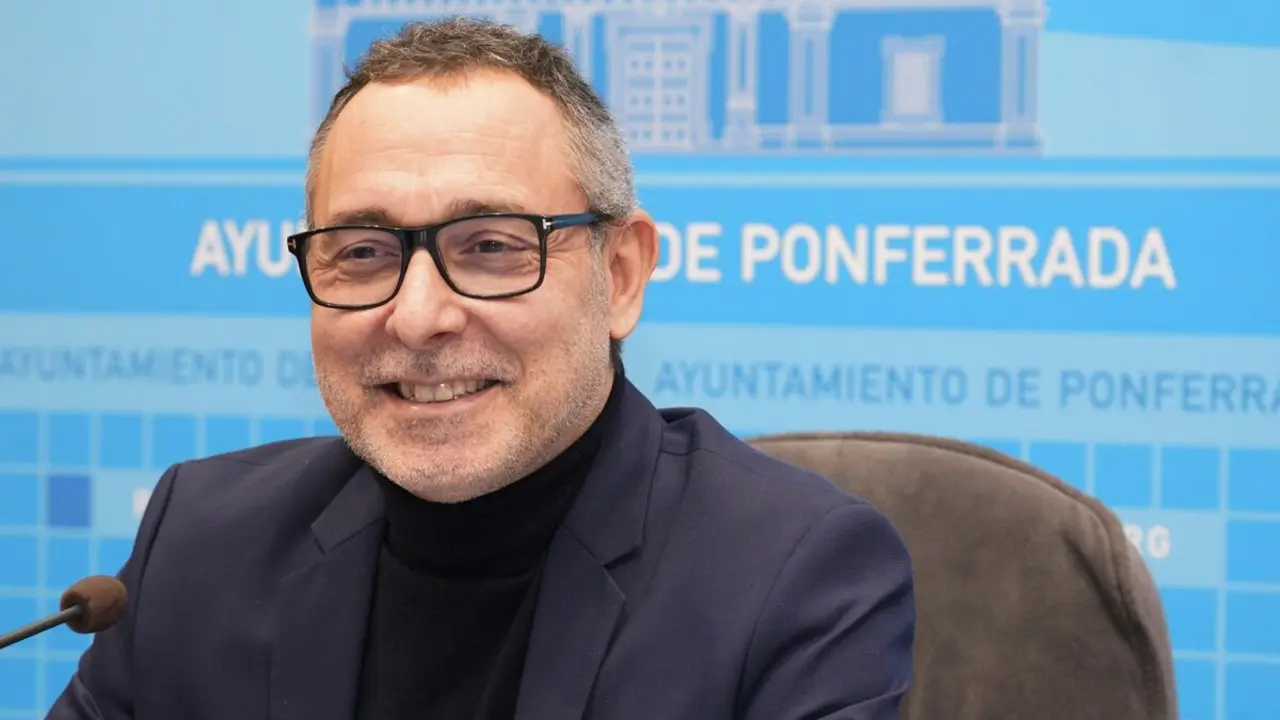 El concejal de Fiestas del Ayuntamiento de Ponferrada, Carlos Cortina, junto a la concejala de Deportes y Juventud, Eva Gonz&aacute;lez, durante la presentaci&oacute;n de los detalles del Carnaval de Ponferrada 2025. Foto: C&eacute;sar S&aacute;nchez.