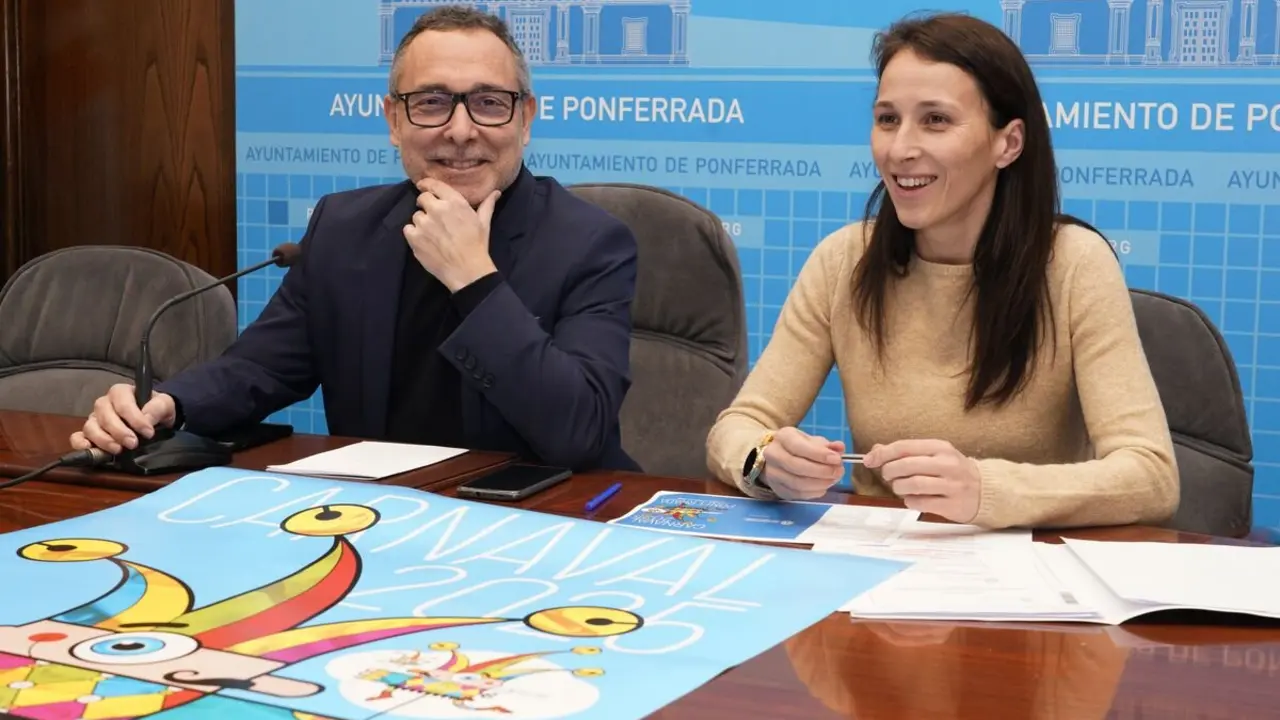 El concejal de Fiestas del Ayuntamiento de Ponferrada, Carlos Cortina, junto a la concejala de Deportes y Juventud, Eva González, durante la presentación de los detalles del Carnaval de Ponferrada 2025. Foto: César Sánchez.