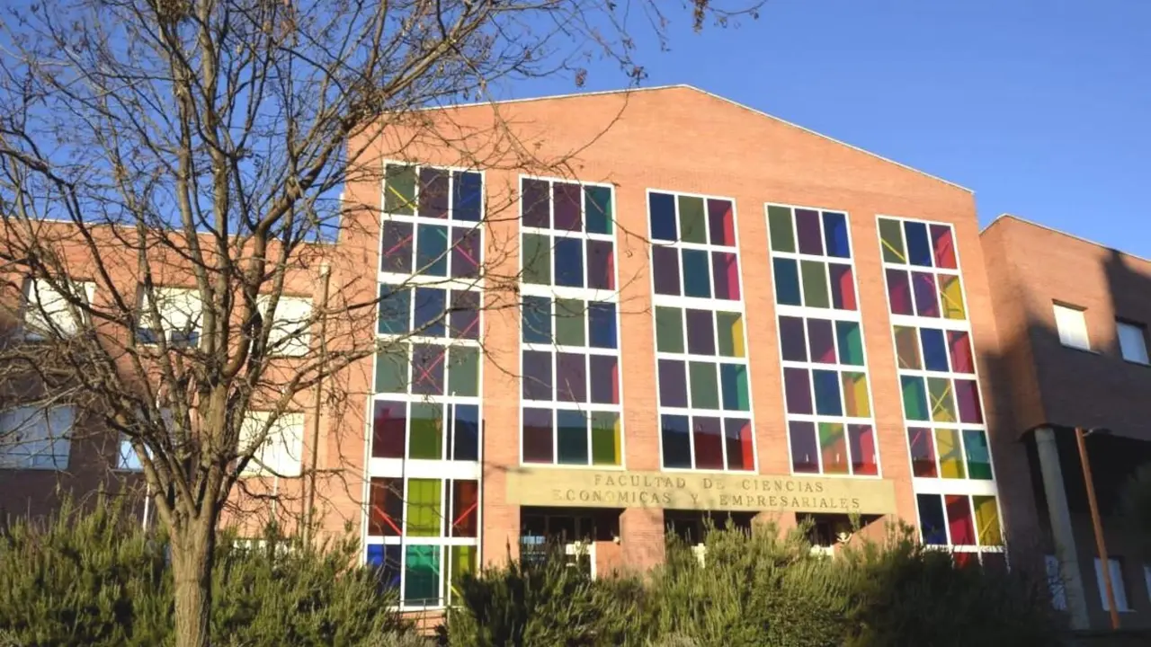 Fachada de la Facultad de Económicas de la Universidad de León.