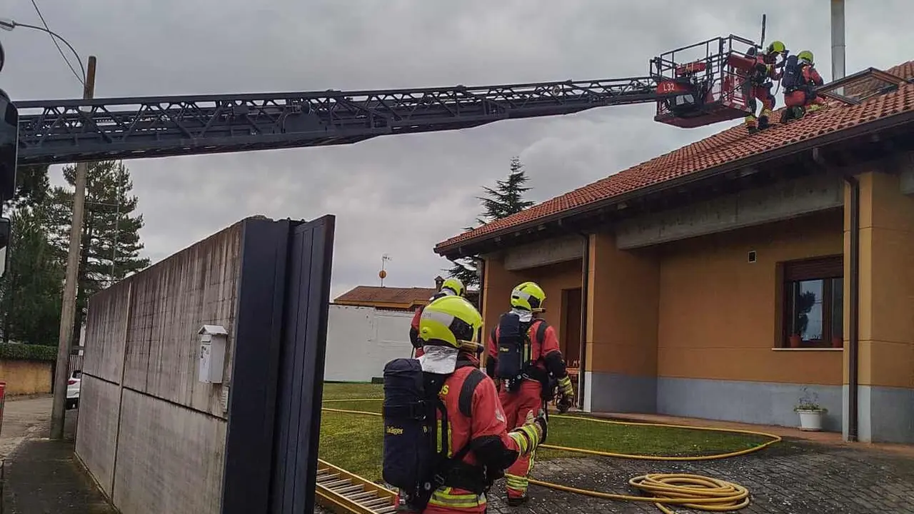 Efectivos de Bomberos León en el lugar del incendio. Foto: Bomberos León