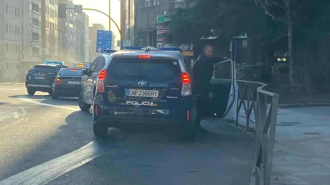 Efectivos de la Policía Nacional, a su llegada al lugar del suceso.