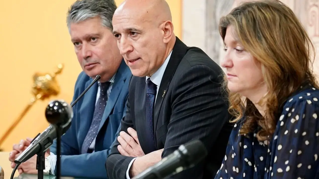 El alcalde de León, José Antonio Diez en el transcurso de la rueda de prensa de la firma del convenio con la Universidad de León. Foto: Campillo.