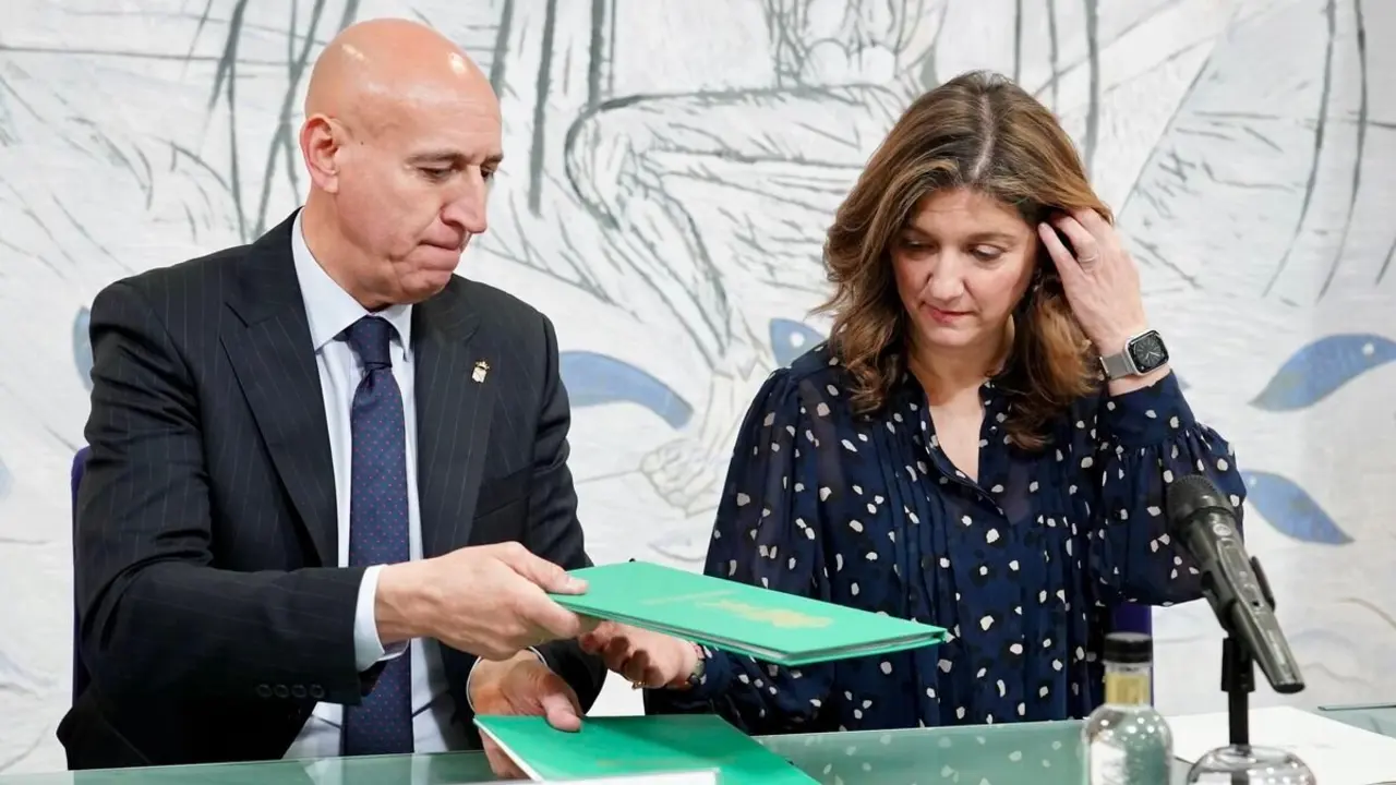 La rectora de la Universidad de León, Nuria González, y el alcalde de León, José Antonio Diez, firman un convenio de colaboración para la evaluación y control de la calidad del aire ambiental en el municipio de León. Foto: Campillo.