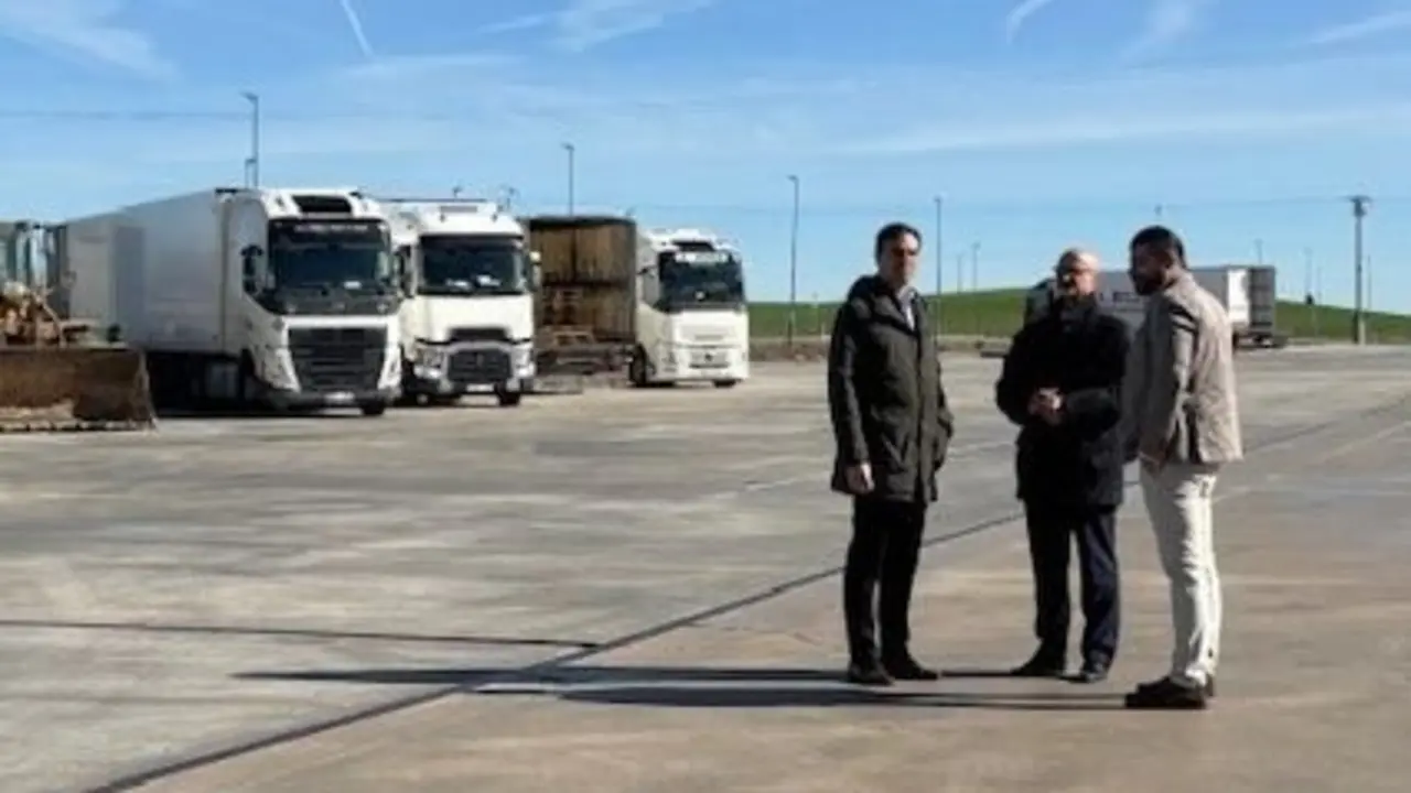 El delegado para el Corredor Atlántico y Redes Complementarias, Luis Fuentes, visita Medina del Campo (Valladolid), con el alcalde de la villa, Guzmán Gómez, para hablar de este nudo logístico como eje fundamental para el desarrollo del Corredor Atlántico.