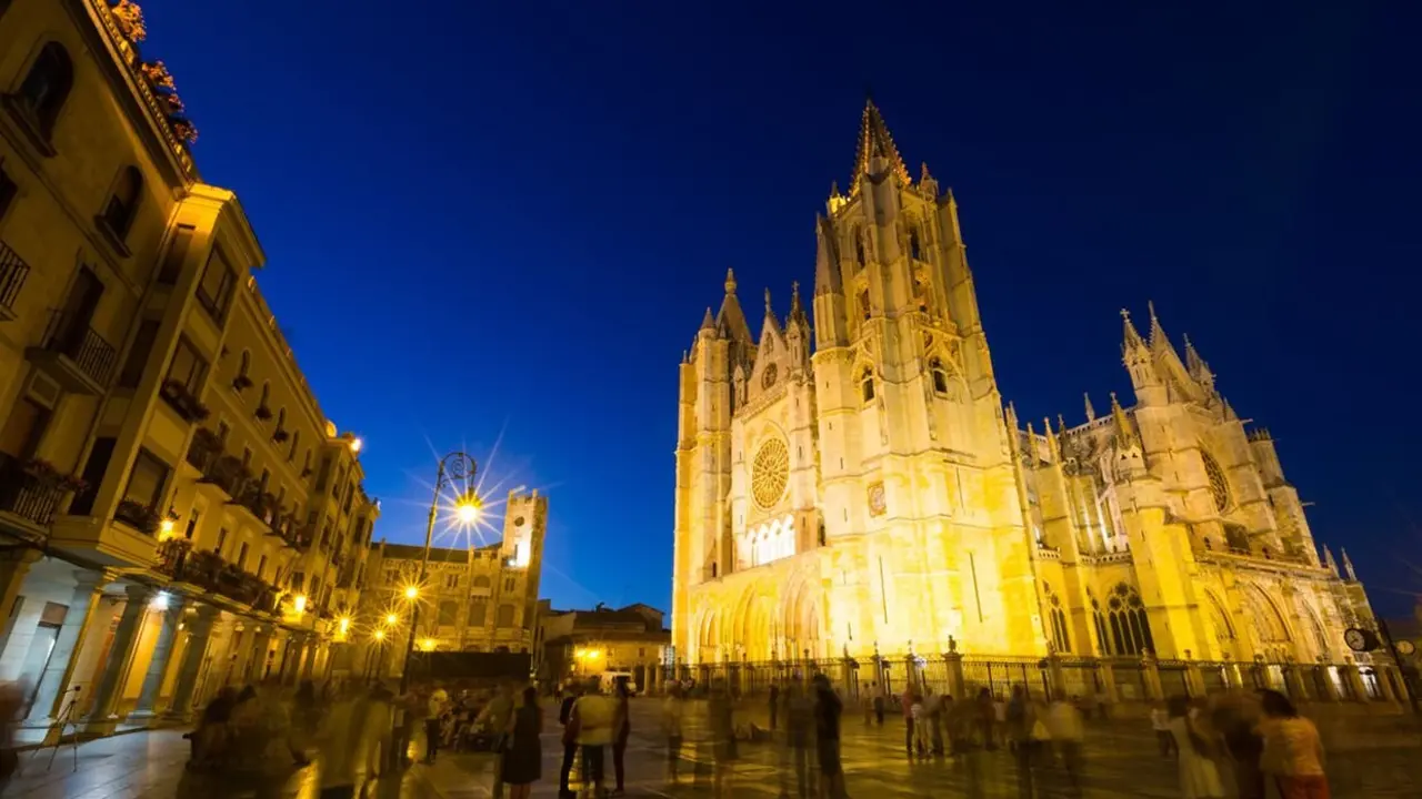 Imagen de la Catedral de León de noche.
