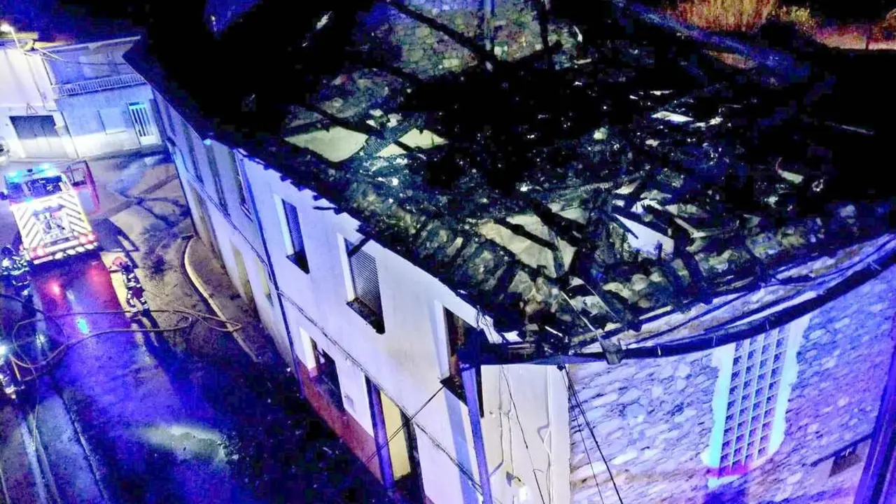 Imagen de la vivienda afectada por el incendio con la techumbre totalmente colapsada.